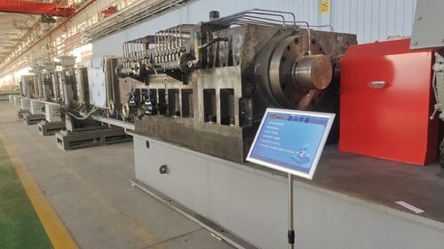 Quatro granuladores de extrusão de desvolatilização petroquímica ZHP330 montados no Parque de Equipamentos Petroquímicos de Lanzhou.